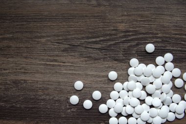 Tıp hapları ahşap arka plan üzerinde grup.