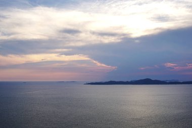 Tayland Koh Larn Adası'nda Gün batımı.