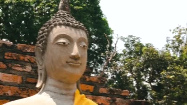 Ayutthaya Thailand April 2019 Buddha Statue Wat Yai Chaimongkol Tempel — Stockvideo