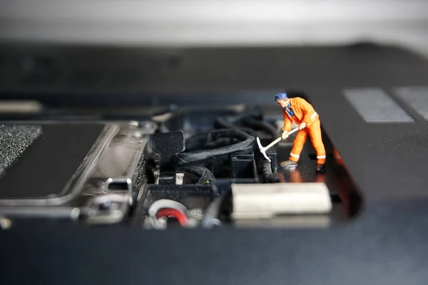 Técnico figura de trabajador de pie en una vieja unidad flash USB . —  Fotos de Stock