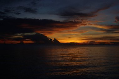 Pattaya sahilinde deniz ve akşam gökyüzü.