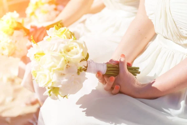 Damigelle d'onore al matrimonio, in una giornata di sole, con un bel mazzo di fiori in mano . — Foto Stock