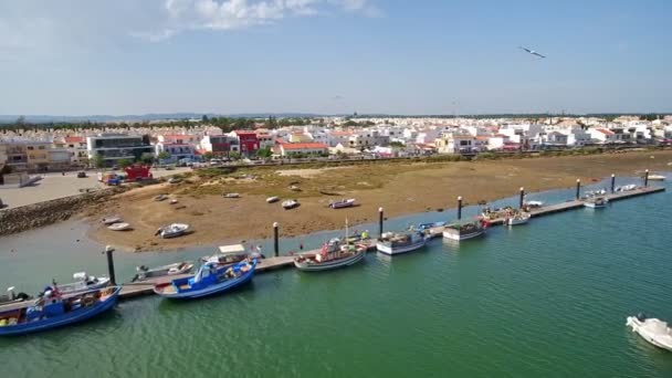 Videoshoot vanuit de lucht, het Ria Formosa kanaal van het dorp Cabanas de Tavira. Watertoerisme en traditionele visserij. Portugal Algatrve. — Stockvideo