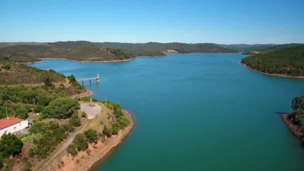 Videoaufnahmen aus der Luft. Stausee, Staudamm, Trinkwasserversorgung aus der Vogelperspektive. Portugal, Algarve, Monchique. Europa. — Stockvideo