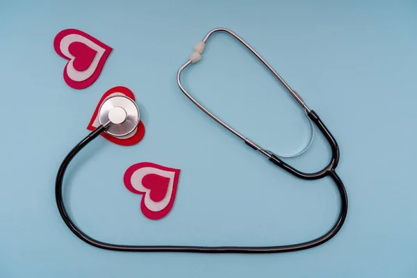 Stethoscoop medisch instrument met hartjes op een blauwe achtergrond. — Stockfoto