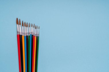 Boya fırçaları. Kavramsal ve yaratıcı fotoğrafçılık. Boşluğu kopyala.