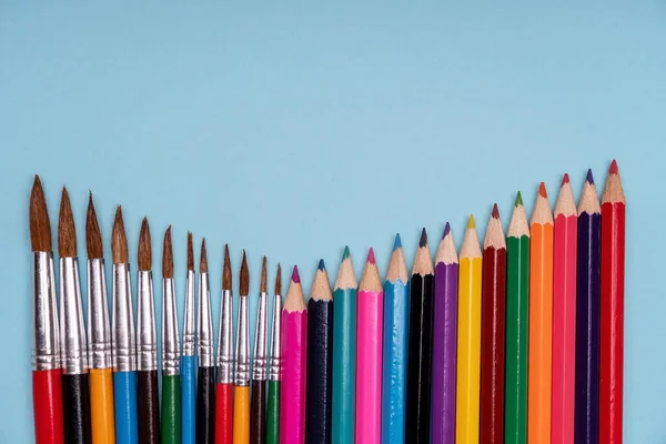Cat kuas dengan pensil berwarna-warni. Pendidikan sekolah dan prasekolah. Seni dan lukisan. Fotografi konseptual dan kreatif. Salin ruang. — Stok Foto