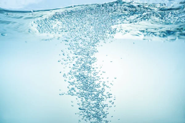 Agua limpia ecológica con bombillas, a través de las cuales el sol se abre paso . —  Fotos de Stock