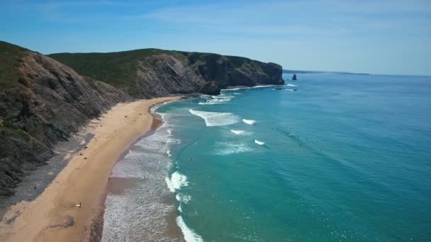 空中ビデオ撮影。アリファナビーチ大西洋岸の風景, Aljezur,ポルトガル,晴れた日にアルガルヴェ.サーフィン、釣りに最適な場所. — ストック動画