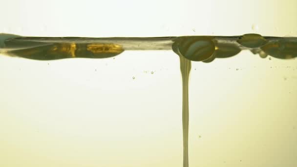 Carburante, olio giallo dorato che bolle in un vaso di vetro in laboratorio. Copia spazio. — Video Stock