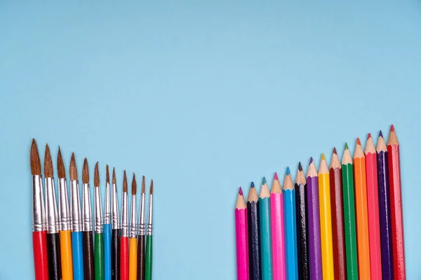 Cat kuas dengan pensil berwarna-warni. Pendidikan sekolah dan prasekolah. Seni dan lukisan. Fotografi konseptual dan kreatif. Salin ruang. — Stok Foto