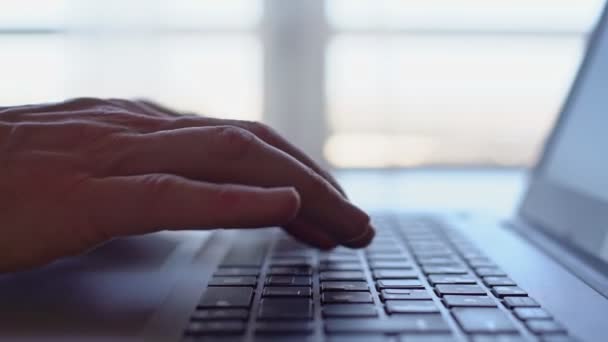 Homme d'affaires tapant avec les mains sur le clavier de l'ordinateur, ordinateur portable. Clé haute. Surexposition. Gros plan. — Video