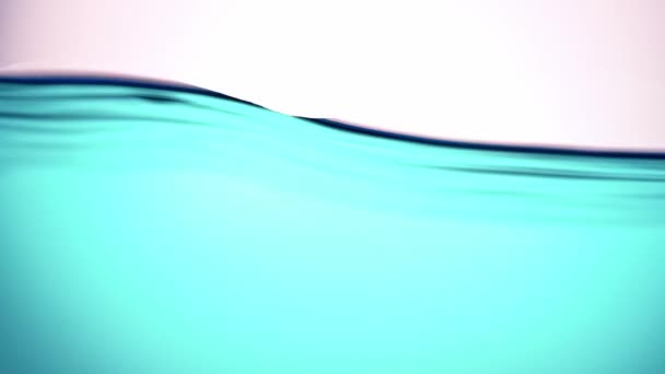 Un'onda d'acqua blu puro, con un'oscillazione moderata e calma, simbolo di purezza, freschezza ed ecologia. Primo piano. — Video Stock