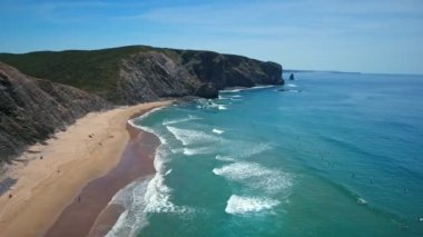 Havadan video çekimi. Arrifana Sahili Atlantik Sahili, Aljezur, Portekiz, Algarve güneşli bir günde. Sörf ve balık tutmak için ideal bir yer..