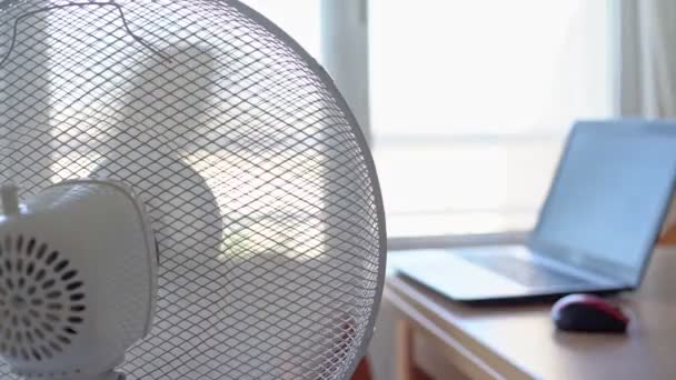 L'environnement de travail de la pièce. Ordinateur sur le bureau. Le ventilateur inclus pour refroidir l'air. Surexposition. Clé haute. — Video