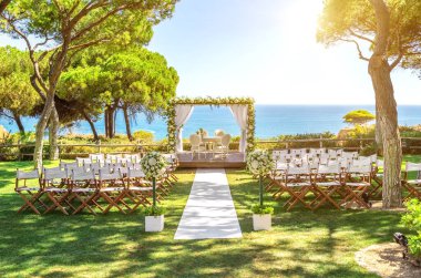 Okyanusun kenarında güzel bir düğün, güneşli bir günde açık havada..