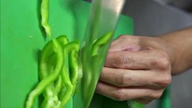 Ekolojik taze sebzeler aşçı tarafından yemek için kesilir. Dikey video. Yakın plan.