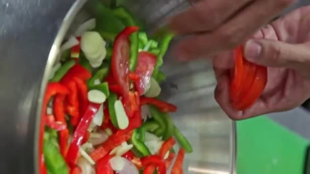 Cataplans de cuisine, plats portugais. Légumes en cercle, disposés dans un bol, les mains. Vidéo verticale . — Video