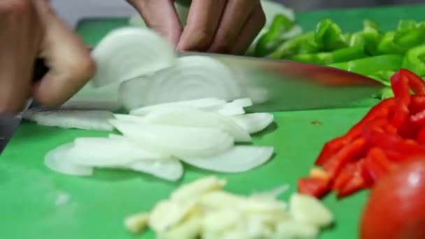 O cozinheiro corta legumes frescos com uma faca no tabuleiro. Vídeo horizontal . — Vídeo de Stock