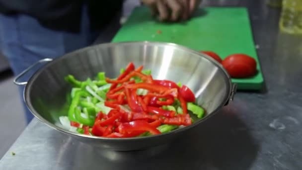 Koki menaruh sayuran cincang dalam mangkuk untuk menyiapkan seekor kataplan. Video horisontal — Stok Video