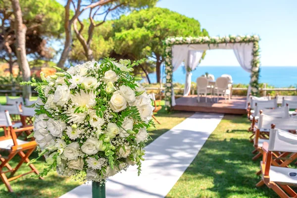 Ceremonia de boda en un hermoso césped verde junto al océano . —  Fotos de Stock