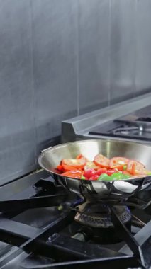 Mancınık hazırlayan bir gemi, gaz ocağında ateşte pişirilir. Dikey video.