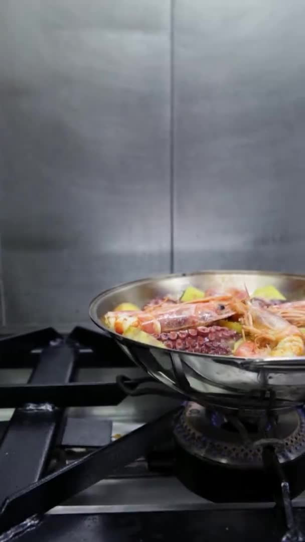 Катаплан, з морепродуктами та овочами, на газовій плиті. Вертикальне відео. Підсумок.. — стокове відео