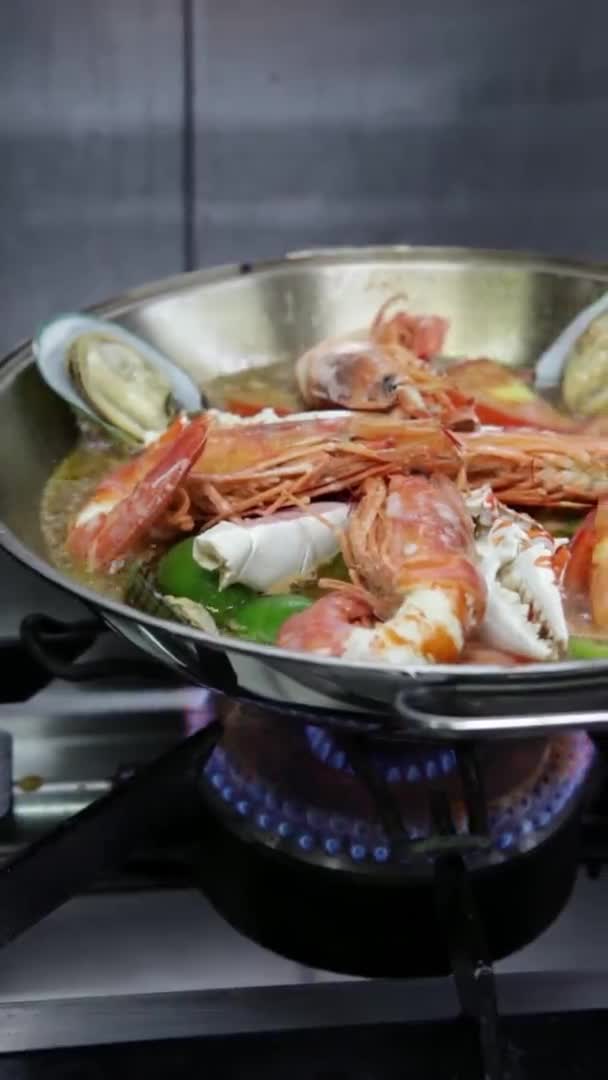 Cataplans de cuisson avec des fruits de mer respectueux de l'environnement à feu vif. Vidéo verticale. Gros plan . — Video
