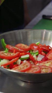 Cataplan, bir Portekiz yemeği. Sebzeler ateşte pişiyor. Azeiton yağı sulanıyor. Dikey video.