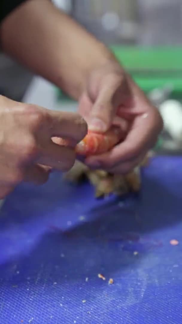 Le chef enlève la coquille d'un grand homard. Vidéo verticale. Gros plan. — Video