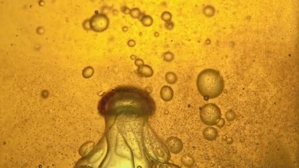 Carburante, olio, colore giallo oro, con bolle mobili, su e giù, nel vaso di vetro del laboratorio. Copia spazio . — Video Stock