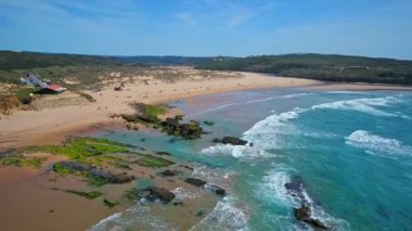 Havadan video çekimi. Atlantik Okyanusu 'ndaki Amoreira Sahili kıyısı sörf antrenmanı için. Portekiz, Sagres, Algarve, Aljezur. Avrupa.