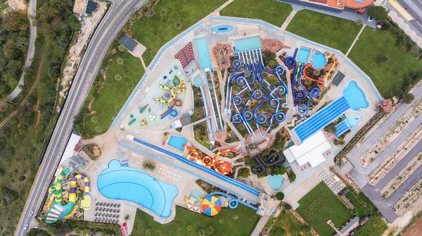 Luftaufnahme des Aquaparks von oben. Die Becken sind mit Wasser gefüllt. Nahaufnahme. — Stockfoto