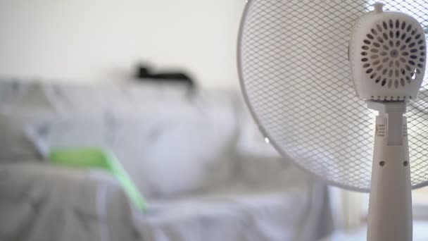 Ventilateur électrique dans la pièce pour le refroidissement par air. Gros plan . — Video