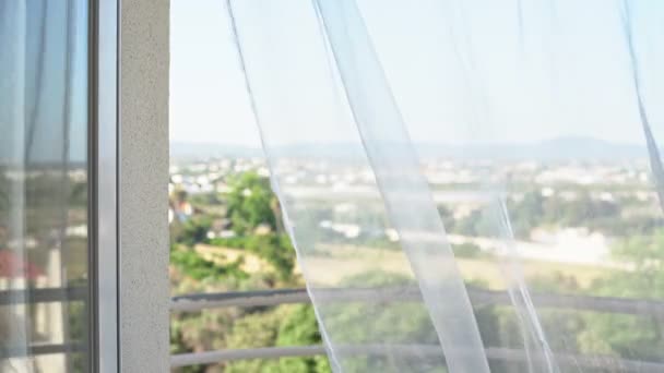 Vista de la naturaleza por la ventana. El viento ligero balancea el tul. Alto perfil. Sobreexposición . — Vídeo de stock