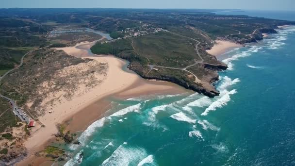 Natáčení leteckých videí. Skalní mys, pobřeží pláže Amoreira, pro surfování. Portugalsko, Sagres, Algarve, Aljezur. Poblíž Costa Winchestin. Evropa. — Stock video