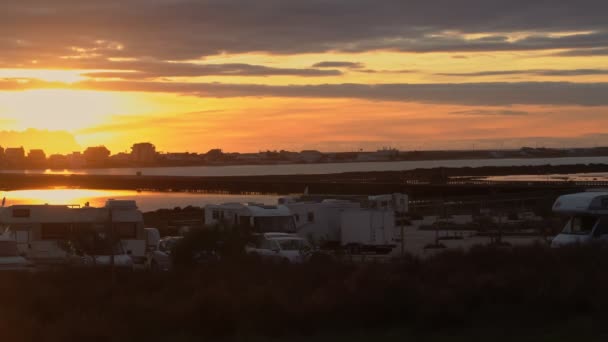 Um parque de caravanas nas margens da Ria Formosa, com vista para o pôr do sol e as praias. Faro Portugal — Vídeo de Stock