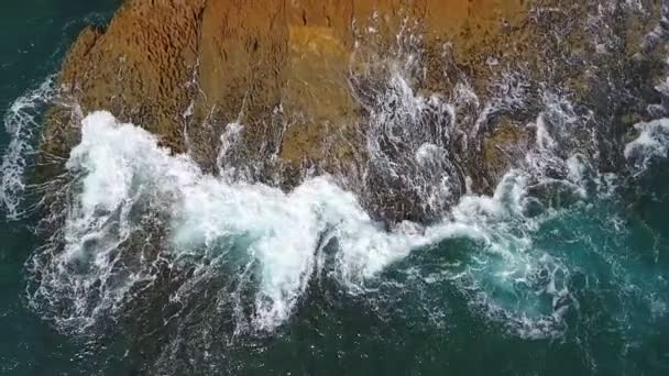 Vídeo aéreo nostálgico, en cámara lenta del mar, las olas rodan suavemente a orillas rocosas del Océano Atlántico Pacífico. — Vídeos de Stock