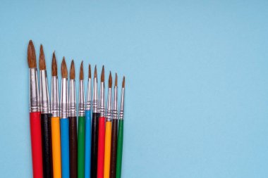 Boya fırçaları. Sanat, resim. Kavramsal ve yaratıcı fotoğrafçılık. Boşluğu kopyala.