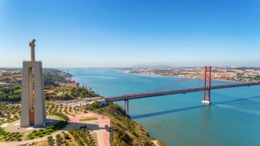 Hava köprüsü 25 Nisan, Lizbon, Portekiz. İsa Mesih Lisbon 'un heykeli. Yakın plan..