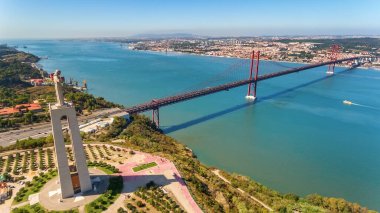 25 Nisan 'da, Tejo Nehri' nin karşısında, Portekiz 'deki Jesus Christ Lisbon' un heykeli. Yakın plan..