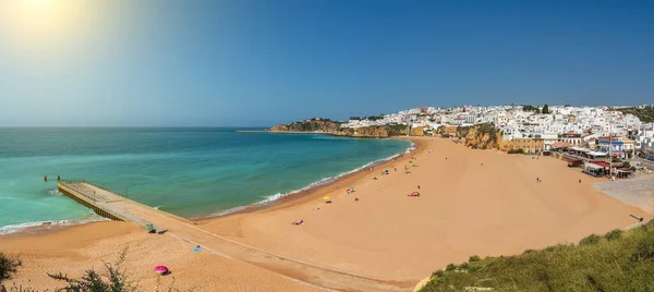 Panorama aereo di Albufeira, Algarve, Portogallo. Bella vista sulla spiaggia con l'oceano. Giornata di sole. — Foto Stock