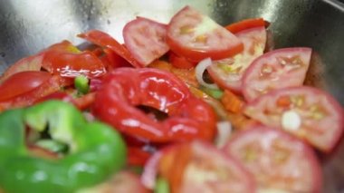 Portekiz mancınık tabağında ateşte sebze yahnisi. Yatay video.