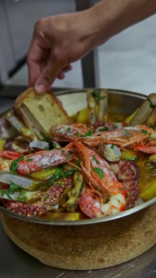 El chef decora una cataplan tostada. Vídeo vertical. Primer plano . — Vídeo de stock