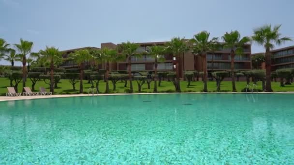 Luxus, modern szálloda Salgados, Albufeira, Portugália. Gyönyörű park pálmafákkal és medencével. — Stock videók