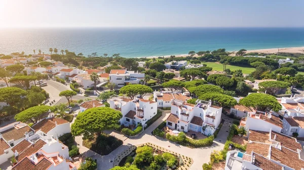 Aerial, aldeia Vale de Lobo, Algarve, Portugal par une journée ensoleillée. Une ville idéale en Europe pour passer vos vacances. — Photo