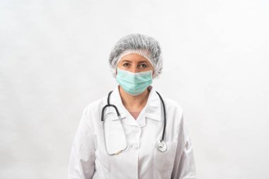 Yorgun kadın doktor, koruyucu ekipman hemşiresi ve beyaz bir arka planda virüs maskesi. Steteskopla..