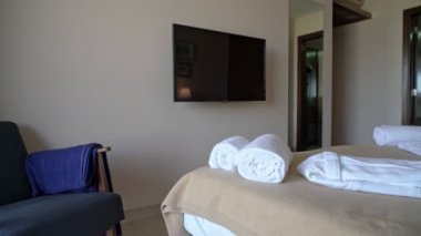Modern bir yatak odası. İç kısımda bir banyo var..
