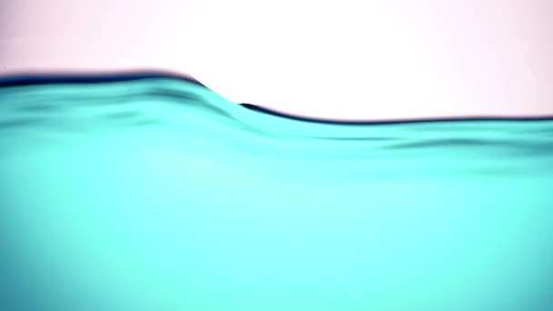 Eine reine blaue Welle des Wassers mit mäßigem, ruhigem Schwung, ein Symbol für Reinheit, Frische und Ökologie. Nahaufnahme. — Stockvideo