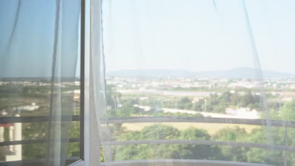 Vista de la naturaleza por la ventana. Fácil balanceo de tul del viento. Alto perfil. Sobreexposición . — Vídeos de Stock